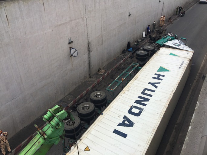Xe container lật ngang hầm chui ngã 4 Vũng Tàu, kẹt xe nhiều km - Ảnh 4.