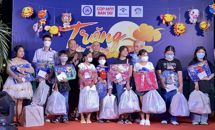 Nhiều nghệ sĩ đồng hành cùng trẻ bị ảnh hưởng HIV/AIDS - Ảnh 6. Nhiều nghệ sĩ đồng hành cùng trẻ bị ảnh hưởng HIV/AIDS - Ảnh 6.