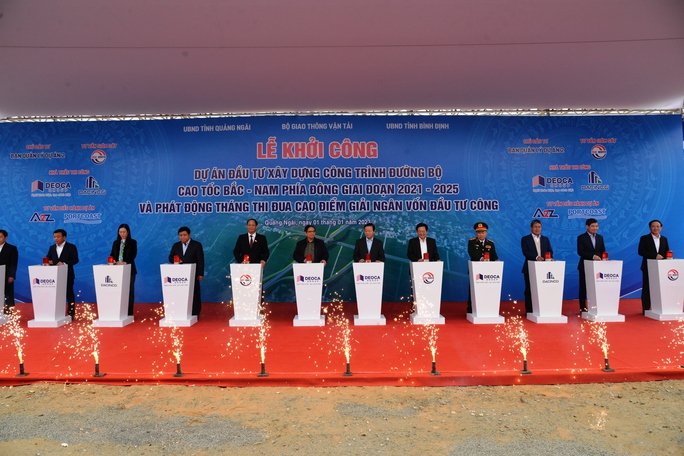 Thủ tướng Phạm Minh Chính phát lệnh khởi công đồng loạt 12 dự án cao tốc Bắc – Nam - Ảnh 1.