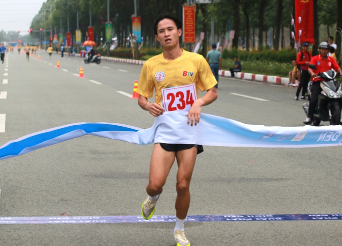 Giải Việt dã Chào năm mới 2023: Chủ nhà Bình Dương giành chức vô địch nam tuyển 10 km - Ảnh 4.