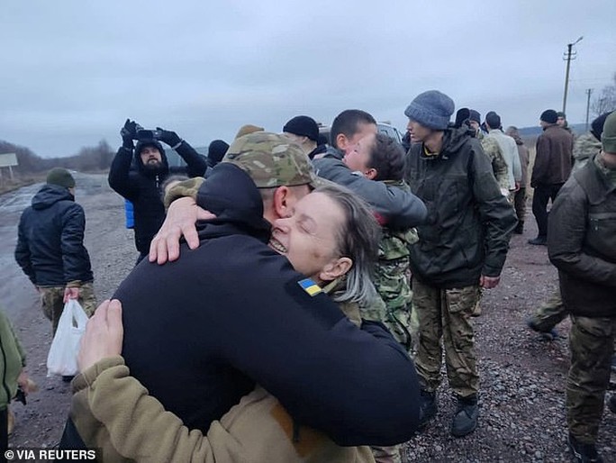 Nga và Ukraine trao đổi tù binh lớn ngày cuối năm 2022 - Ảnh 1.