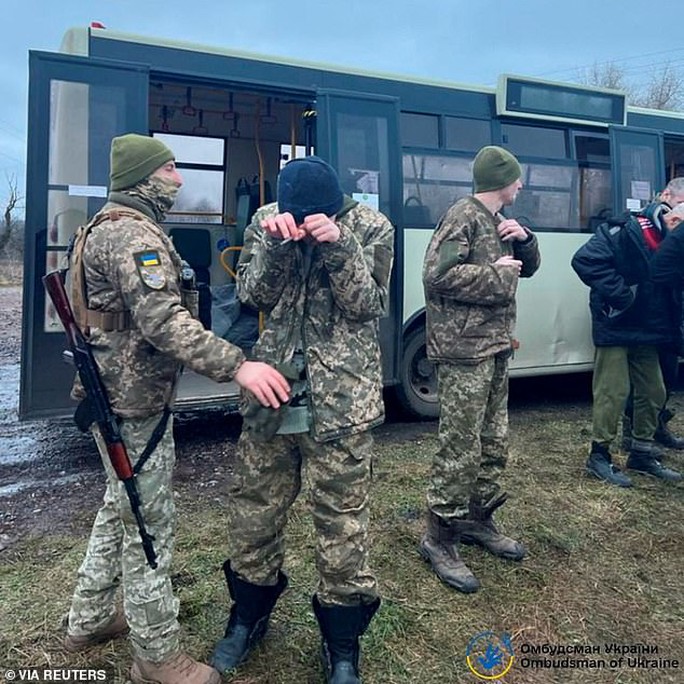 Nga và Ukraine trao đổi tù binh lớn ngày cuối năm 2022 - Ảnh 2.