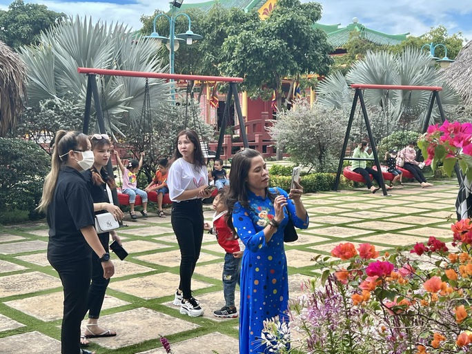 Hàng ngàn du khách đổ về Cáp treo Núi Sam - Ảnh 7. Hàng ngàn du khách đổ về Cáp treo Núi Sam - Ảnh 7.