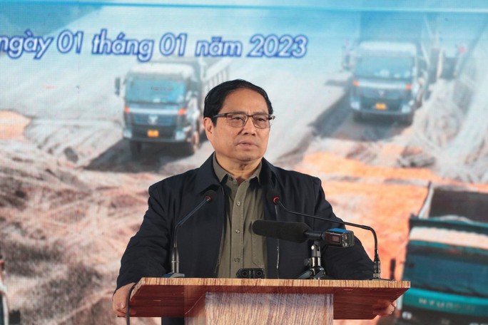 Thủ tướng phát lệnh khởi công đồng loạt 12 dự án thành phần cao tốc Bắc - Nam - Ảnh 1.