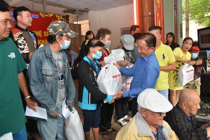 “Mai Vàng nhân ái” trao tiếp quà Tết cho văn nghệ sĩ, công nhân hậu đài - Ảnh 1.