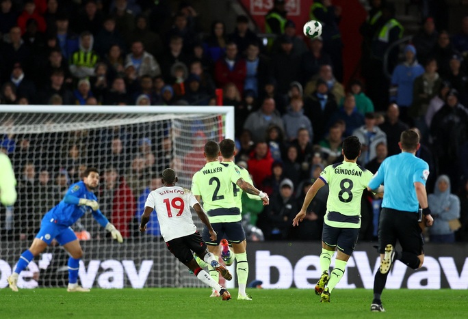 Man City thua sốc Southampton, dừng bước tứ kết League Cup - Ảnh 3.