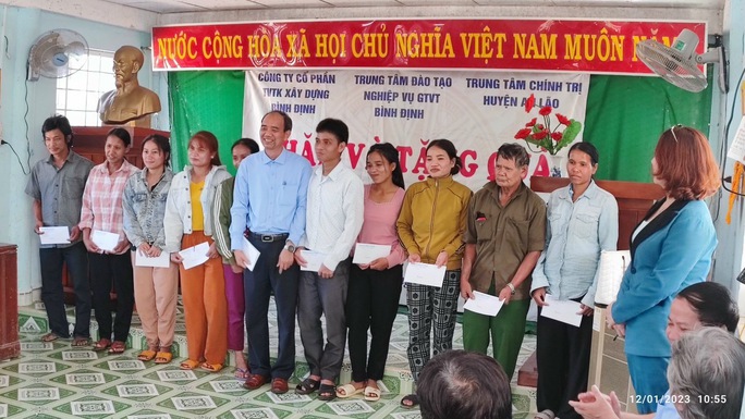 Trao 75 suất quà hỗ trợ người đồng bào dân tộc thiểu số ở Bình Định đón tết - Ảnh 1.