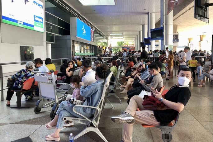 Đông nghịt người về quê đón Tết ở sân bay Tân Sơn Nhất - Ảnh 3.