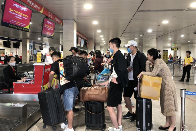 Đông nghịt người về quê đón Tết ở sân bay Tân Sơn Nhất - Ảnh 2.
