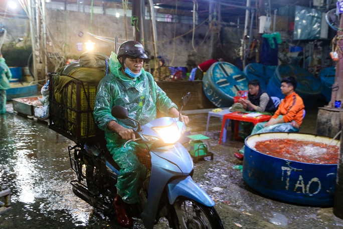 Chợ cá Yên Sở nhộn nhịp trước ngày ông Công - ông Táo - Ảnh 12.