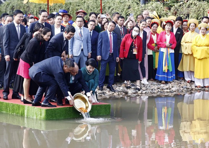 Chủ tịch nước Nguyễn Xuân Phúc và Phu nhân cùng kiều bào thả cá chép tiễn ông Táo - Ảnh 11.