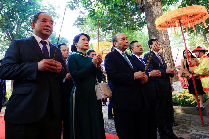 Chủ tịch nước Nguyễn Xuân Phúc và Phu nhân cùng kiều bào thả cá chép tiễn ông Táo - Ảnh 5.