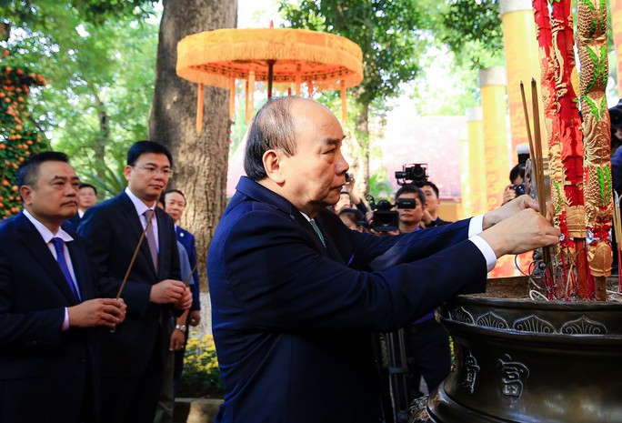 Chủ tịch nước Nguyễn Xuân Phúc và Phu nhân cùng kiều bào thả cá chép tiễn ông Táo - Ảnh 7.