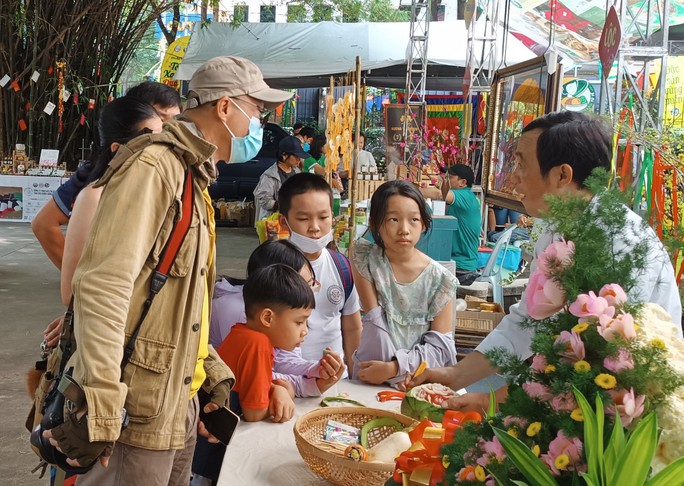 Có một “chợ Tết” kiểu mới ở trung tâm TP HCM - Ảnh 3.