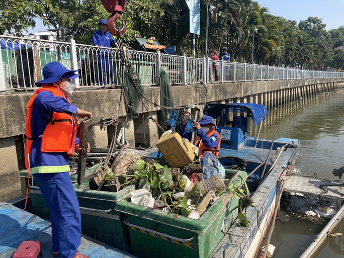 Tăng cường dọn vệ sinh để người dân vui Tết - Ảnh 1.