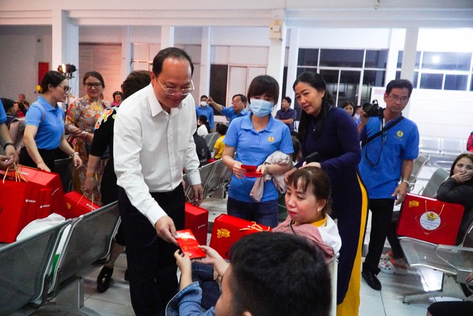 Chuyến tàu mùa xuân đưa công nhân về quê đón tết - Ảnh 4.