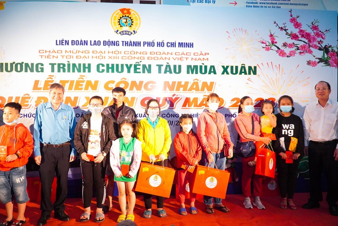 Chuyến tàu mùa xuân đưa công nhân về quê đón tết - Ảnh 2.