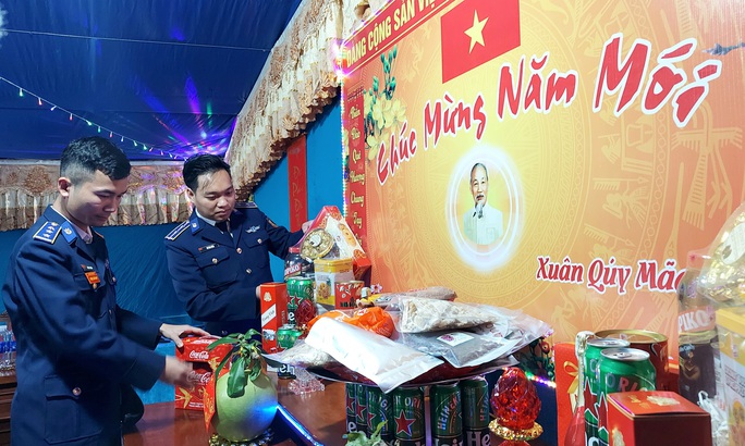 Ấm cúng bữa cơm tất niên trên tàu cảnh sát biển - Ảnh 2.
