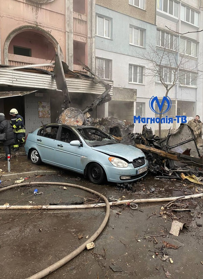 Trực thăng rơi ở ngoại ô Kiev, khói lửa bủa vây một trường mẫu giáo - Ảnh 2.