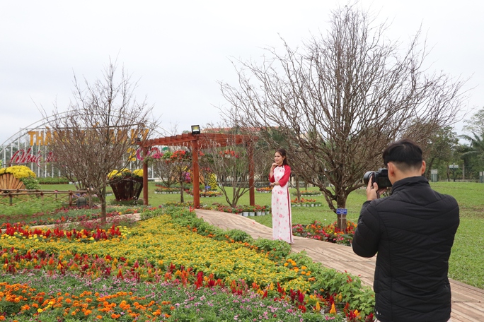 Ngắm Quảng trường Tam Kỳ khoác áo mới rực rỡ sắc hoa ngày xuân - Ảnh 29.