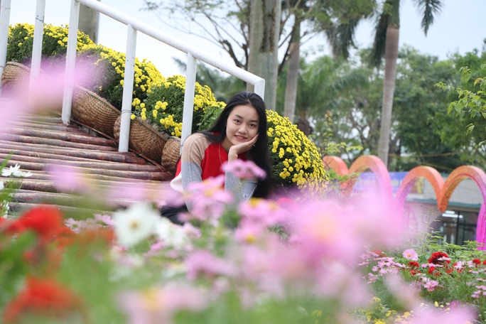 Ngắm Quảng trường Tam Kỳ khoác áo mới rực rỡ sắc hoa ngày xuân - Ảnh 17.
