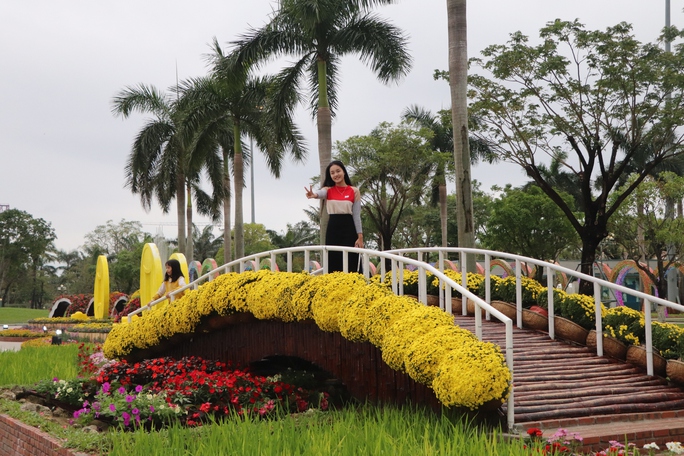 Ngắm Quảng trường Tam Kỳ khoác áo mới rực rỡ sắc hoa ngày xuân - Ảnh 20.