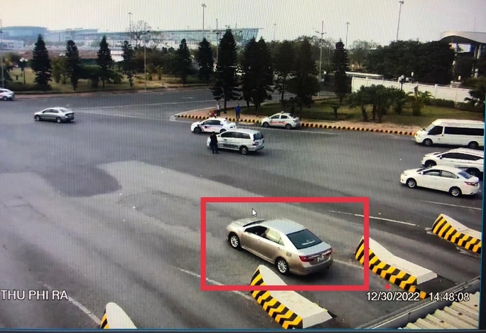 Tài xế taxi chặt chém gia đình du khách Nhật tại sân bay Nội Bài - Ảnh 1.