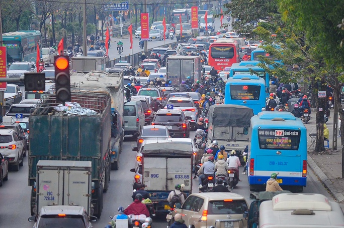 Các cửa ngõ TP Hà Nội ùn tắc khi hàng vạn người trở lại sau nghỉ Tết dương lịch - Ảnh 6.