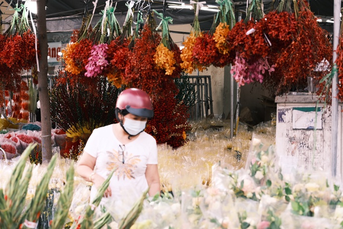 Chợ hoa Hồ Thị Kỷ đông nghẹt người, nhiều nơi xổ hàng giá rẻ - Ảnh 7.