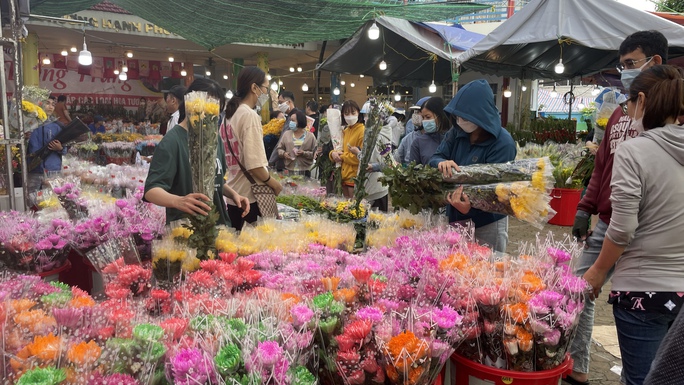 Chợ hoa Hồ Thị Kỷ đông nghẹt người, nhiều nơi xổ hàng giá rẻ - Ảnh 2.