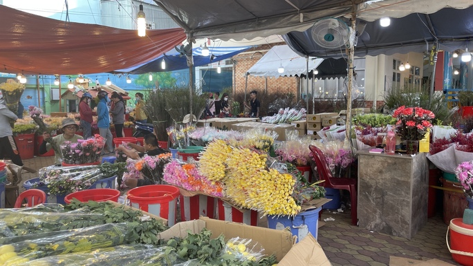 Chợ hoa Hồ Thị Kỷ đông nghẹt người, nhiều nơi xổ hàng giá rẻ - Ảnh 4.