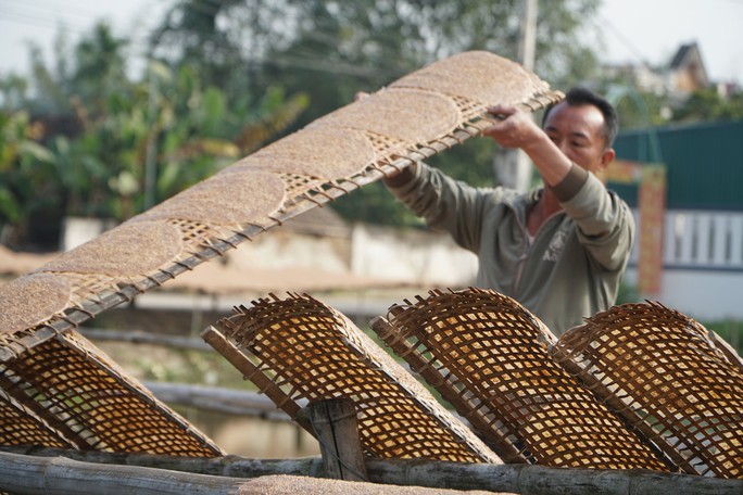 Mỏi tay tráng, quạt bánh đa phục vụ Tết - Ảnh 3.