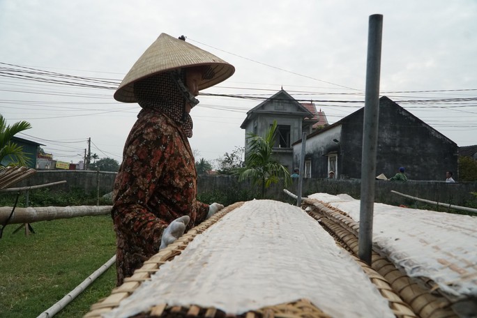 Mỏi tay tráng, quạt bánh đa phục vụ Tết - Ảnh 10.