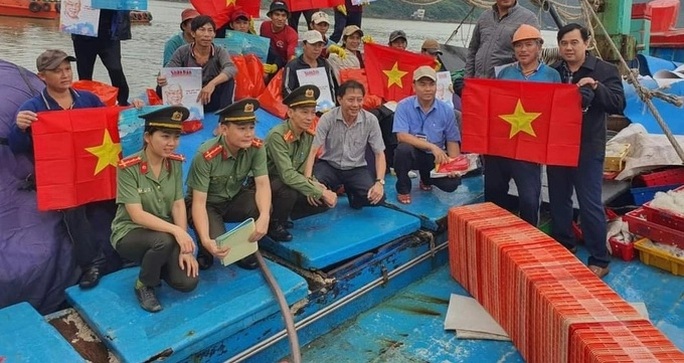 Gần 15.000 ngư dân Bình Định đón Tết trên biển - Ảnh 3.