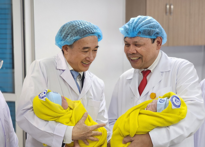 Lãnh đạo Bộ Y tế hạnh phúc đón những em bé chào đời phút giao thừa - Ảnh 4.
