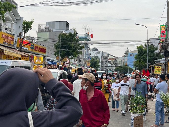 “Biển người” đổ về Khu Du lịch Văn hóa tâm linh Bà Chúa Xứ-Cáp treo Núi Sam - Ảnh 2.