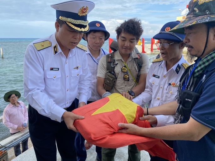 Chàng thanh niên đi vòng quanh thế giới và hành trình mang cờ Tổ quốc trở lại Trường Sa - Ảnh 1.