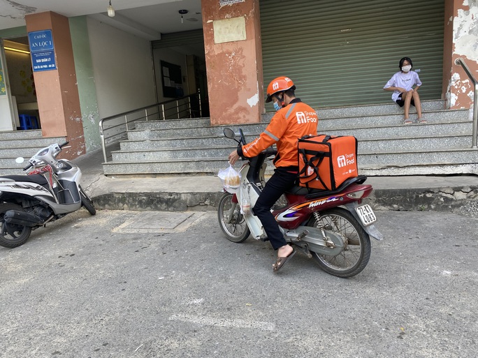 Tài xế xe công nghệ, đặt đồ ăn “nổ đơn” liên tục, kiếm bạc triệu ngày Tết - Ảnh 1.