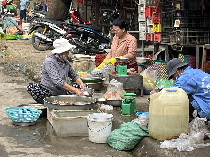 Chợ, siêu thị vắng khách ngày mùng 2 Tết - Ảnh 1.