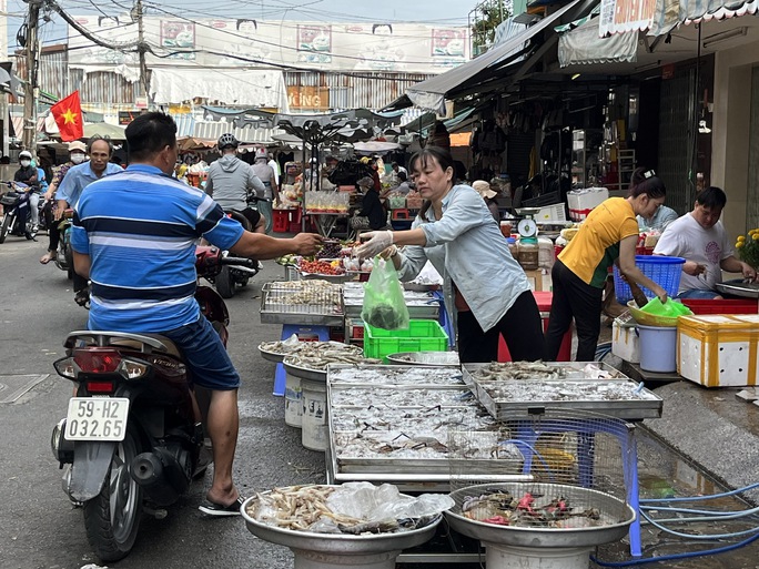 Chợ, siêu thị vắng khách ngày mùng 2 Tết - Ảnh 6.