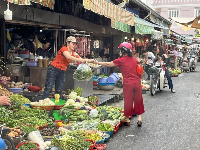 Chợ, siêu thị vắng khách ngày mùng 2 Tết - Ảnh 4.