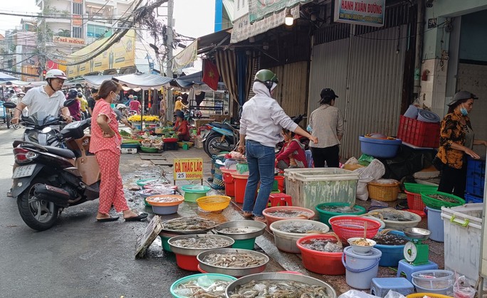 Chợ, siêu thị vắng khách ngày mùng 2 Tết - Ảnh 8.