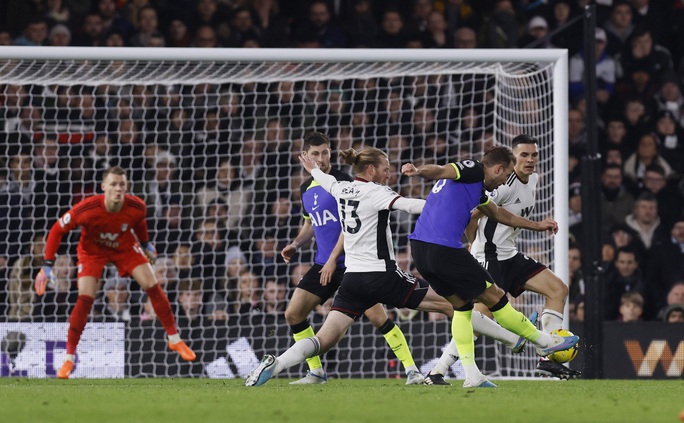 Harry Kane ghi bàn sánh ngang huyền thoại, Tottenham hâm nóng cuộc đua Top 4 - Ảnh 5.