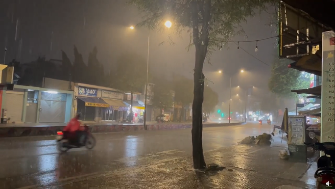Chiều tối mồng 3 Tết: mưa to bất thường, cảnh báo ngập ở TP HCM, Bình Dương - Ảnh 1.