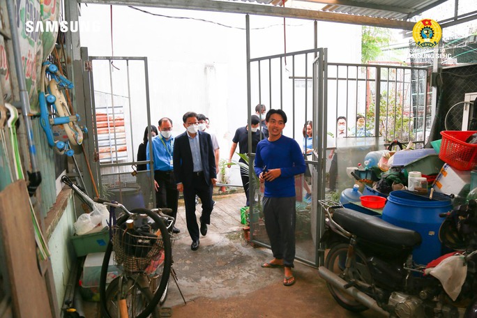 Anh công nhân bật khóc khi giám đốc nước ngoài đến thăm, chúc Tết - Ảnh 2.
