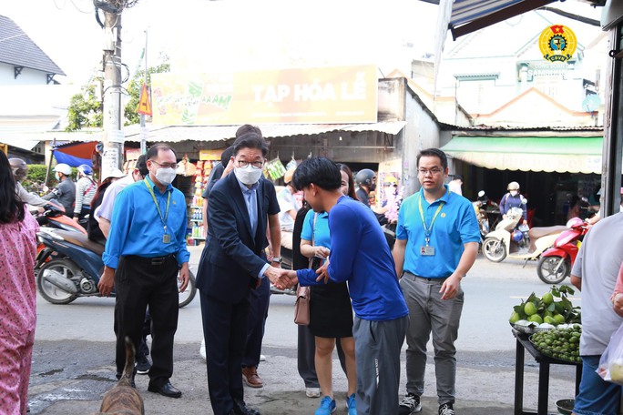 Anh công nhân bật khóc khi giám đốc nước ngoài đến thăm, chúc Tết - Ảnh 1.