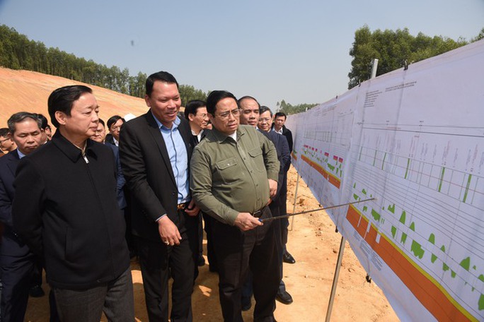 Thủ tướng Phạm Minh Chính thị sát, đôn đốc dự án cao tốc Tuyên Quang - Phú Thọ - Ảnh 1.