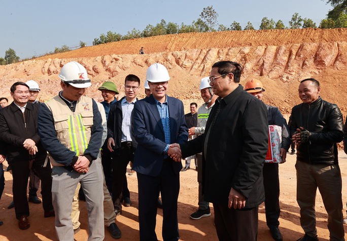 Thủ tướng Phạm Minh Chính thị sát, đôn đốc dự án cao tốc Tuyên Quang - Phú Thọ - Ảnh 2.