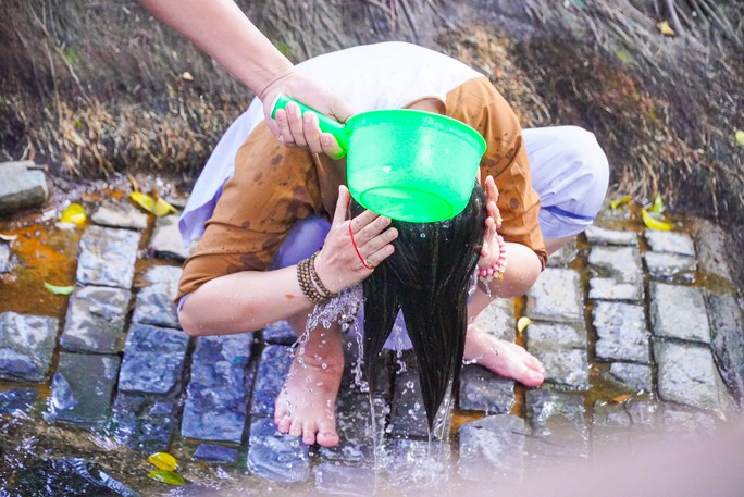 Bí ẩn dòng nước thiêng phun từ lòng đất - Ảnh 10.