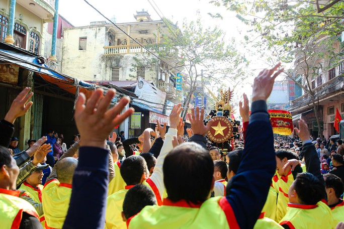 Người dân tưng bừng tham gia lễ hội rước pháo khổng lồ ở làng Đồng Kỵ - Ảnh 3.